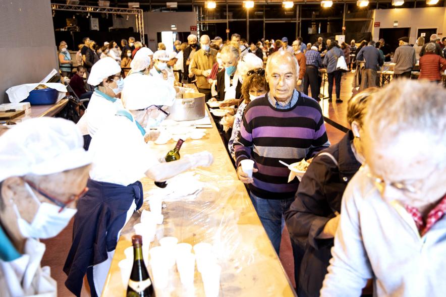 Fiesta del Dos de Mayo en La Esfera - Imagen de un momento del reparto de una degustación del tradicional cocido regional que ofrece La Casa de Extremadura.