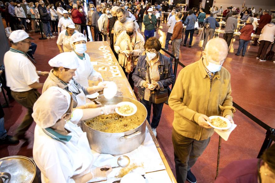 Fiesta del Dos de Mayo en La Esfera - Imagen de un momento del reparto de una degustación del tradicional cocido regional que ofrece La Casa de Extremadura.