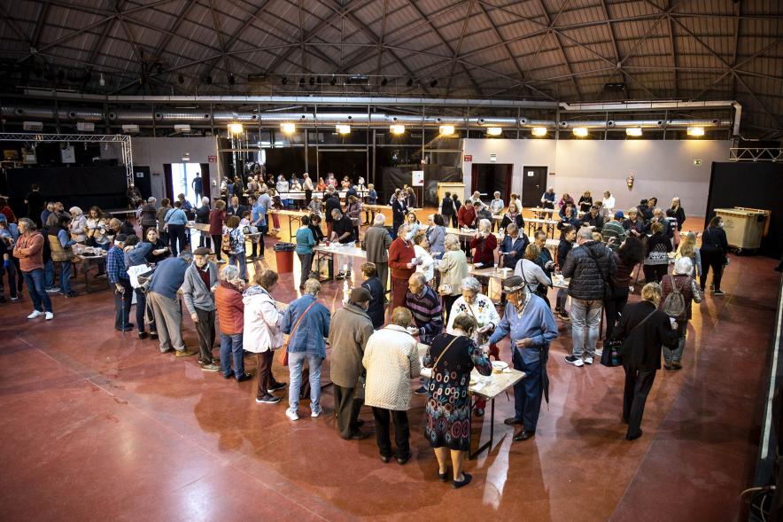 Fiesta del Dos de Mayo en La Esfera - Imagen panorámica del público asistente degustando el cocido en las mesas dispuestas para ello.