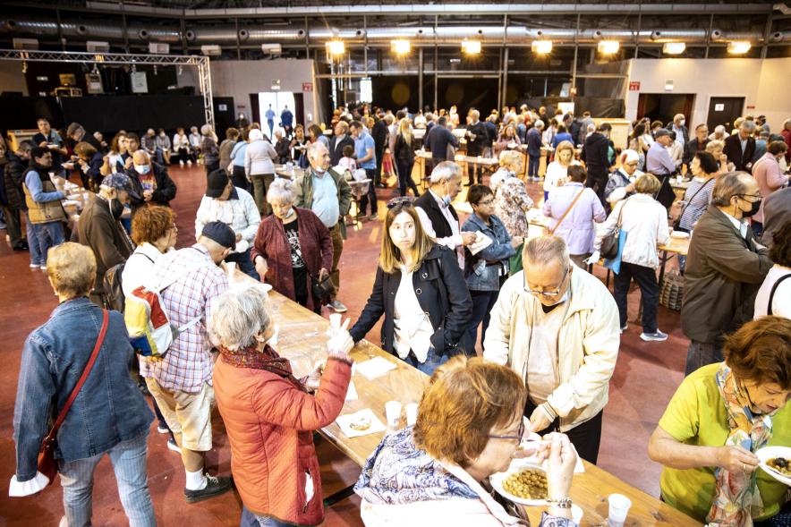 Fiesta del Dos de Mayo en La Esfera - Imagen panorámica del público asistente degustando el cocido en las mesas dispuestas para ello.