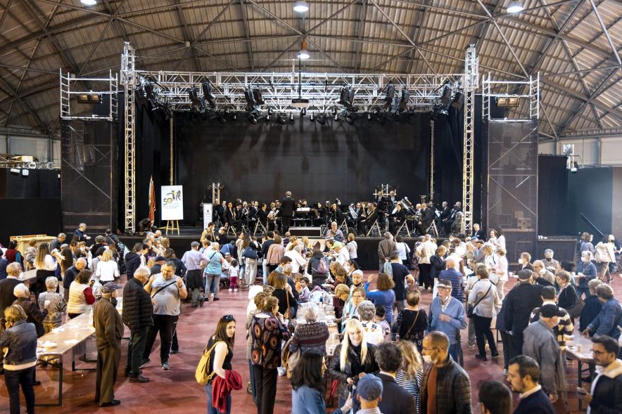 Fiesta del Dos de Mayo en La Esfera - Imagen panorámica del público asistente al Centro Municipal La Esfera donde se celebra la fiesta y al fondo podemos ver el escenario donde actúa la Banda Municipal.