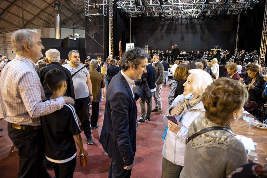 Fiesta del Dos de Mayo en La Esfera - Imagen del alcalde Aitor Retolaza a su llegada charlando con el público asistente.