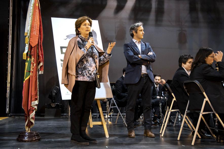 Fiesta del Dos de Mayo en La Esfera - Imagen de una de las organizadoras en el escenario junto al alcalde Aitor Retolaza saludando al público asistente.