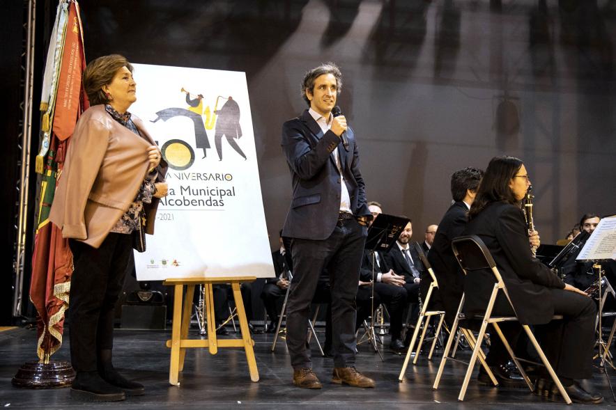 Fiesta del Dos de Mayo en La Esfera - Imagen del alcalde Aitor Retolaza dedicando unas palabras al público asistente desde el escenario.