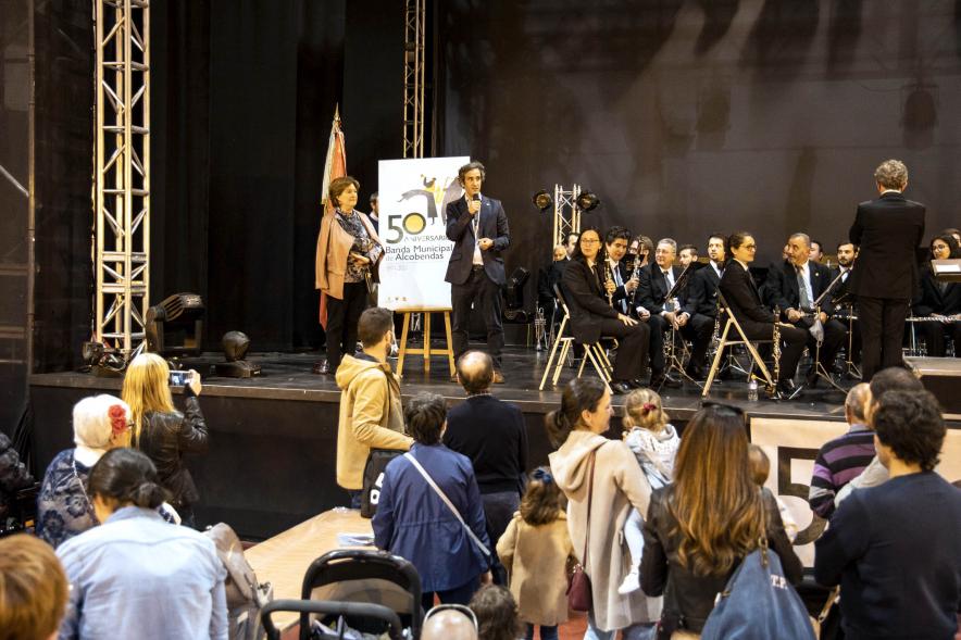 Fiesta del Dos de Mayo en La Esfera - Imagen lejana del alcalde Aitor Retolaza dedicando unas palabras al público asistente desde el escenario.
