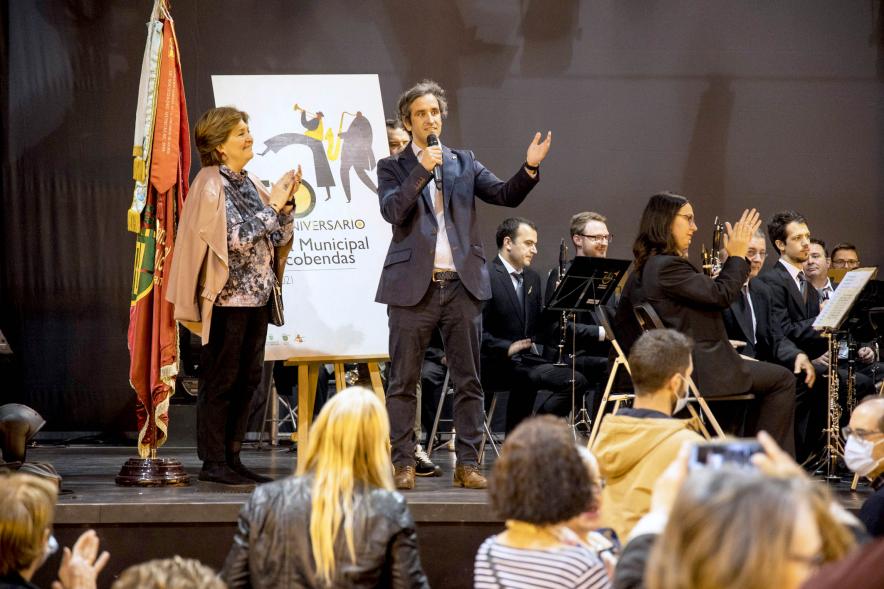 Fiesta del Dos de Mayo en La Esfera - Imagen del alcalde Aitor Retolaza dedicando unas palabras al público asistente desde el escenario.