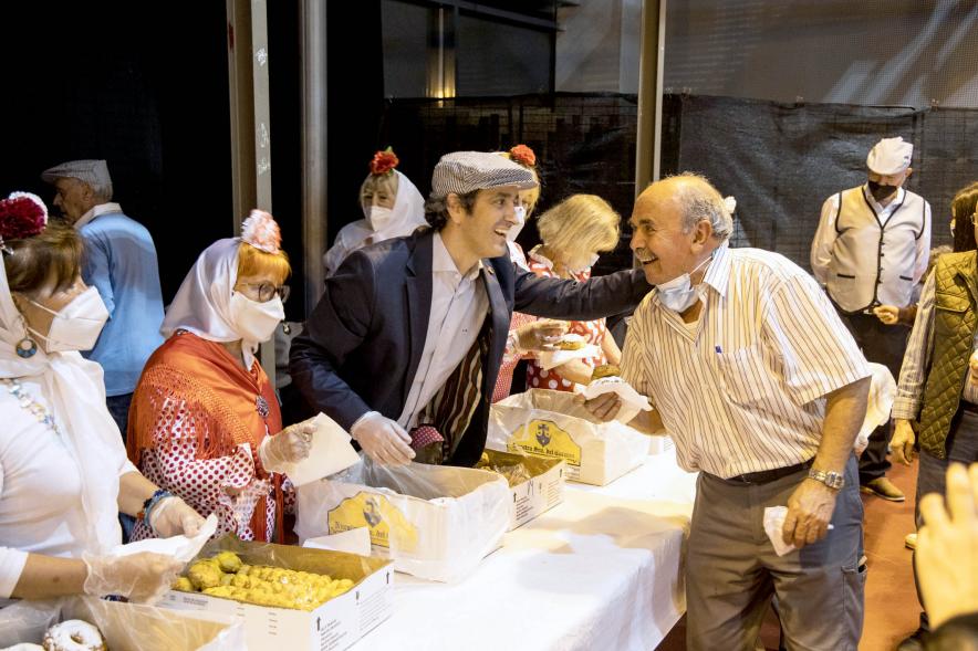 Fiesta del Dos de Mayo en La Esfera - Imagen del alcalde Aitor Retolaza fotografiándose con una persona durante el reparto de rosquillas listas y tontas.
