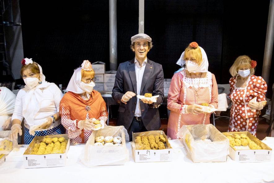 Fiesta del Dos de Mayo en La Esfera - Imagen del alcalde Aitor Retolaza en el tradicional reparto de rosquillas listas y tontas.