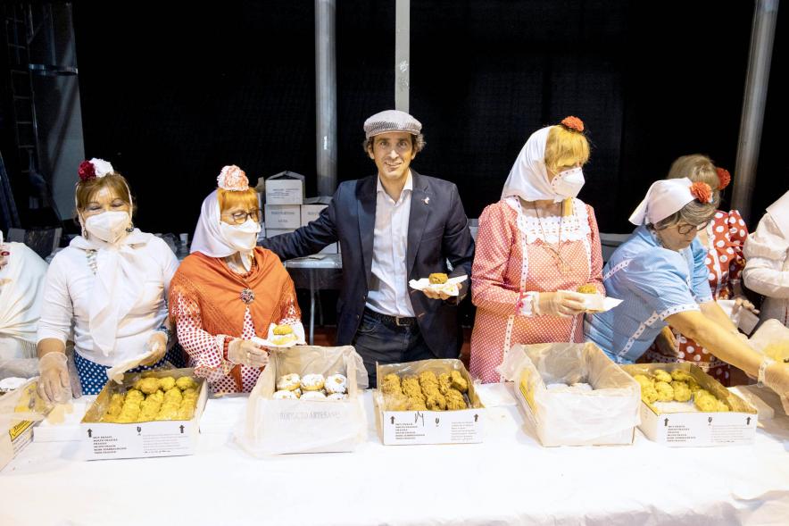 Fiesta del Dos de Mayo en La Esfera -  Imagen del alcalde Aitor Retolaza en el tradicional reparto de rosquillas listas y tontas.