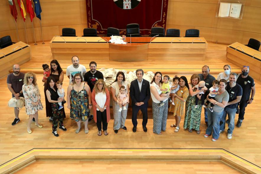 3a Entrega Canastillas Mis Primeros Pasos en Alcobendas - 2022 - Imagen cenital del salón de actos, de todas las familias y autoridades.