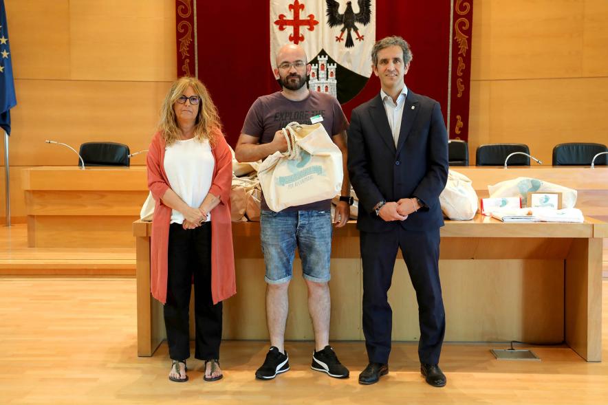 3a Entrega Canastillas Mis Primeros Pasos en Alcobendas - 2022 - Imagen del alcalde Aitor Retolaza y la concejala de Familia Inmaculada Puyalto posando con  una persona que acaba de recibir una canastilla.