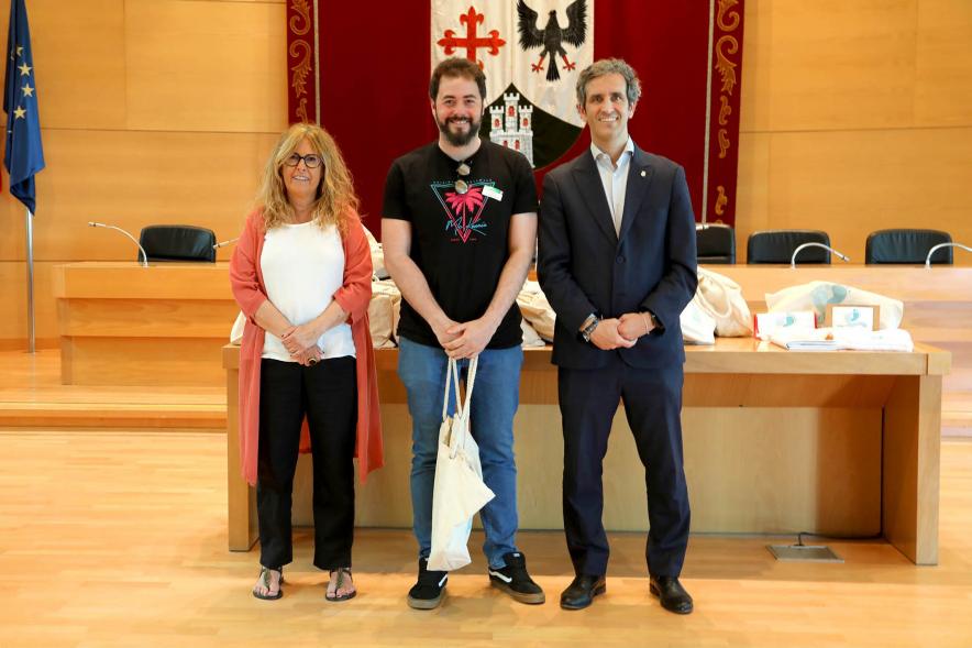 3a Entrega Canastillas Mis Primeros Pasos en Alcobendas - 2022 - Imagen del alcalde Aitor Retolaza y la concejala de Familia Inmaculada Puyalto posando con  una persona que acaba de recibir una canastilla.