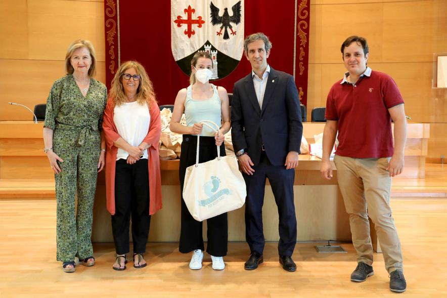 3a Entrega Canastillas Mis Primeros Pasos en Alcobendas - 2022 - Imagen del alcalde Aitor Retolaza, la concejala de Familia Inmaculada Puyalto y la concejala de Infancia Ofelia Culebradas posando con  una persona que acaba de recibir una canastilla.