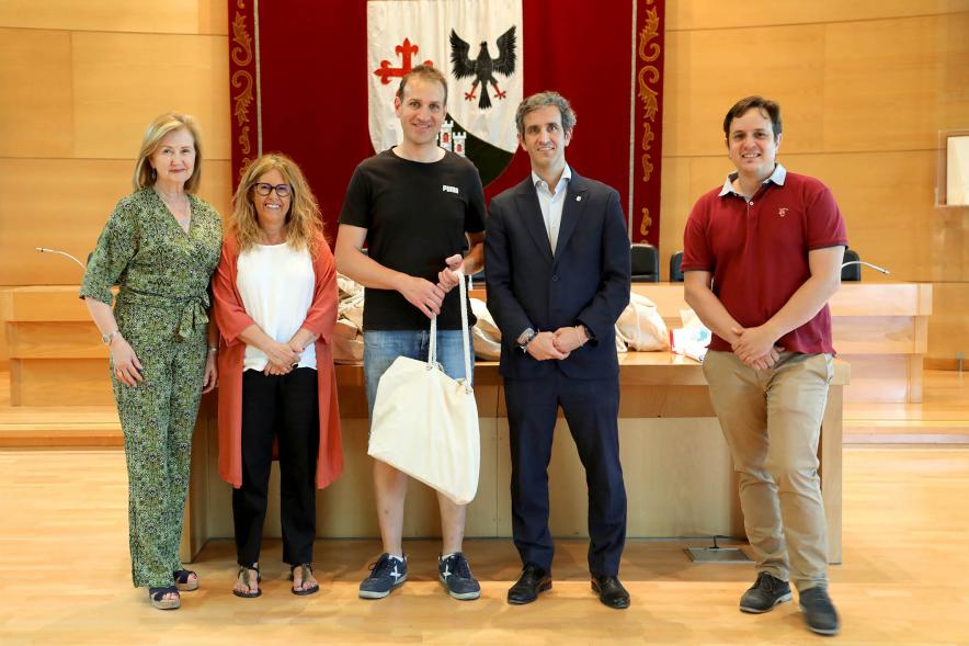 3a Entrega Canastillas Mis Primeros Pasos en Alcobendas - 2022 - Imagen del alcalde Aitor Retolaza, la concejala de Familia Inmaculada Puyalto y la concejala de Infancia Ofelia Culebradas posando con  una persona que acaba de recibir una canastilla.