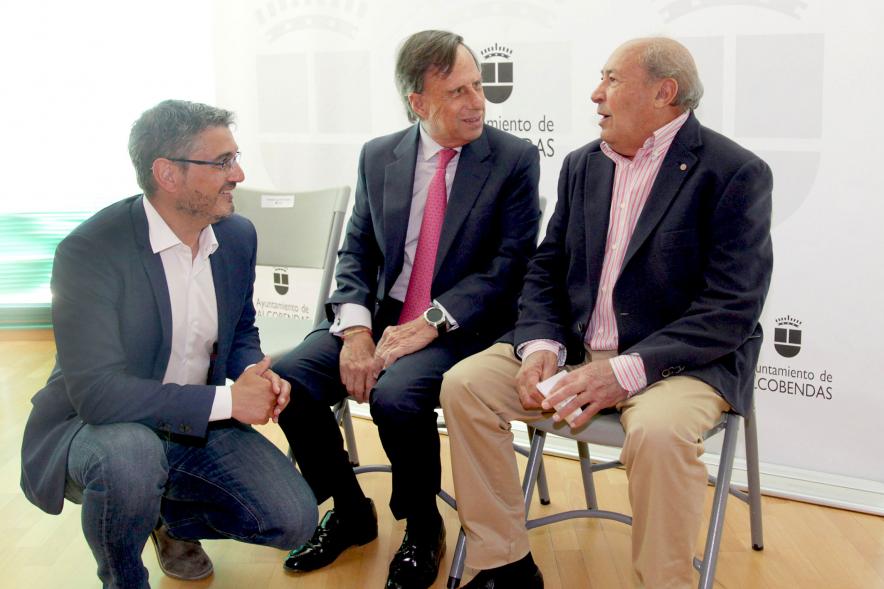 Inauguración Exposición Retratos de Alcaldes Democráticos -  Imagen de los alcaldes José Caballero Domínguez, Ignacio García de Vinuesa y Rafael Sánchez Acera charlando entre ellos.