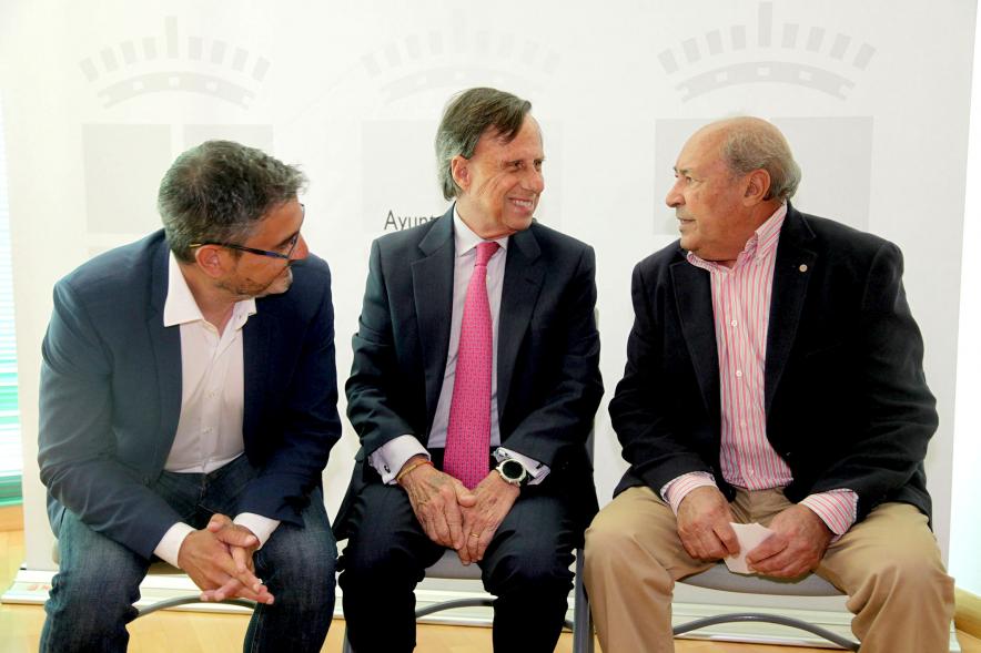   Inauguración Exposición Retratos de Alcaldes Democráticos - Imagen de los alcaldes José Caballero Domínguez, Ignacio García de Vinuesa y Rafael Sánchez Acera charlando entre ellos.