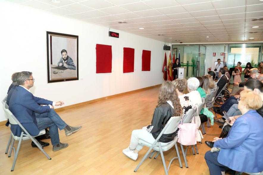  Inauguración Exposición Retratos de Alcaldes Democráticos -  Imagen panorámica de Salon de Plenos, con todos los asistentes al acto donde se expondrán de forma permanente los Retratos de los Alcaldes.