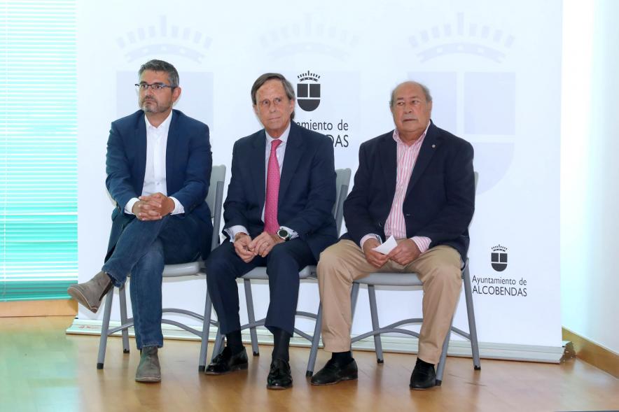  Inauguración Exposición Retratos de Alcaldes Democráticos - Imagen de los alcaldes José Caballero Domínguez, Ignacio García de Vinuesa y Rafael Sánchez Acera siguiendo el acto.