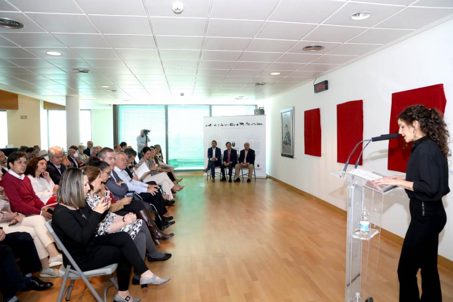 Inauguración Exposición Retratos de Alcaldes Democráticos - Imagen de un momento de la intervención de la presentadora del acto.