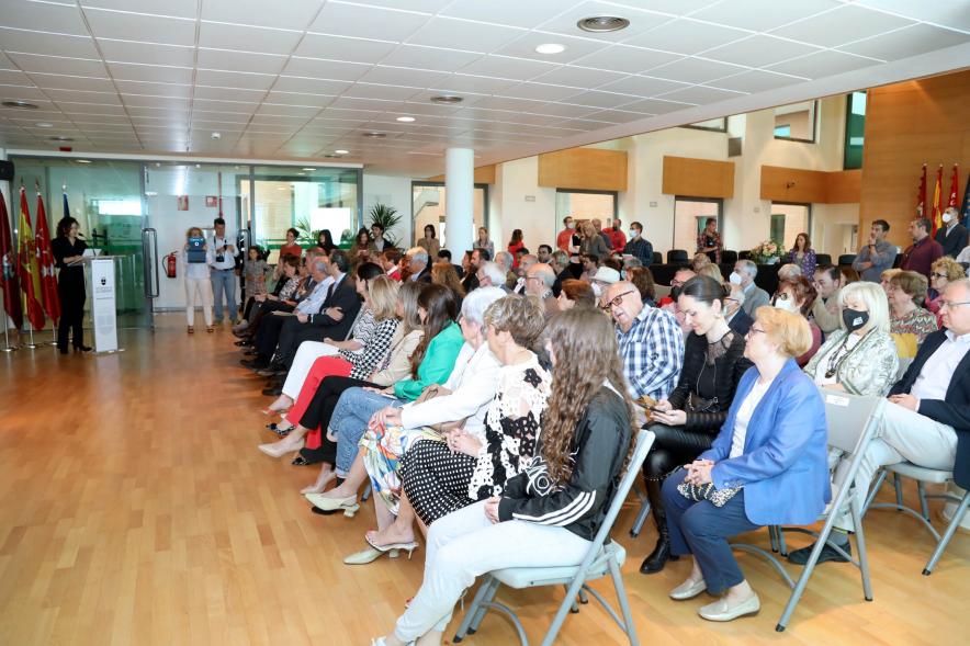  Inauguración Exposición Retratos de Alcaldes Democráticos - Imagen panorámica de Salon de Plenos, con todos los asistentes al acto donde se expondrán de forma permanente los Retratos de los Alcaldes.
