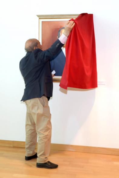  Inauguración Exposición Retratos de Alcaldes Democráticos - Imagen del momento en que el alcalde José Caballero Domínguez descubre su retrato.