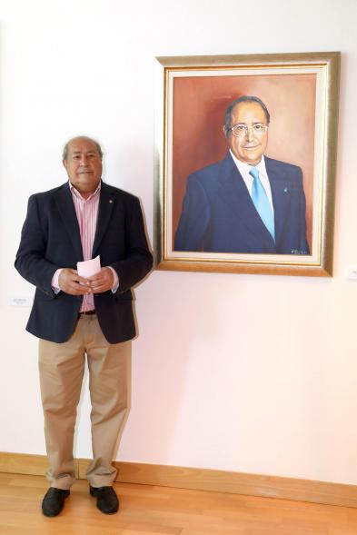  Inauguración Exposición Retratos de Alcaldes Democráticos - Imagen del momento en que el alcalde José Caballero Domínguez posa junto a su retrato.