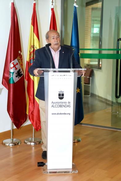 Inauguración Exposición Retratos de Alcaldes Democráticos - Imagen del alcalde José Caballero Domínguez dirigiéndose al público asistente.