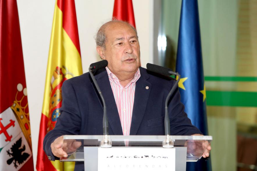 Inauguración Exposición Retratos de Alcaldes Democráticos - Imagen primer plano del alcalde José Caballero Domínguez dirigiéndose al público asistente.