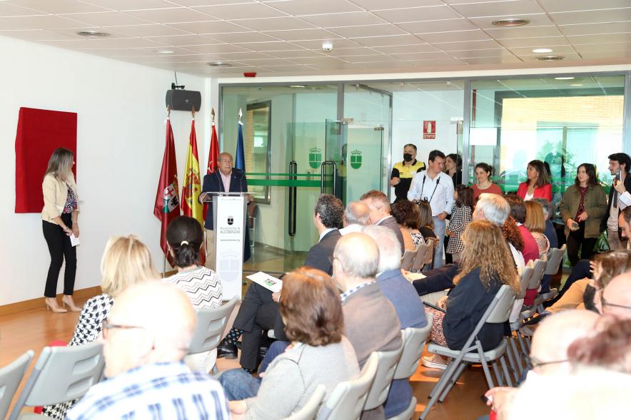  Inauguración Exposición Retratos de Alcaldes Democráticos - Imagen lejana del alcalde José Caballero Domínguez dirigiéndose al público asistente.