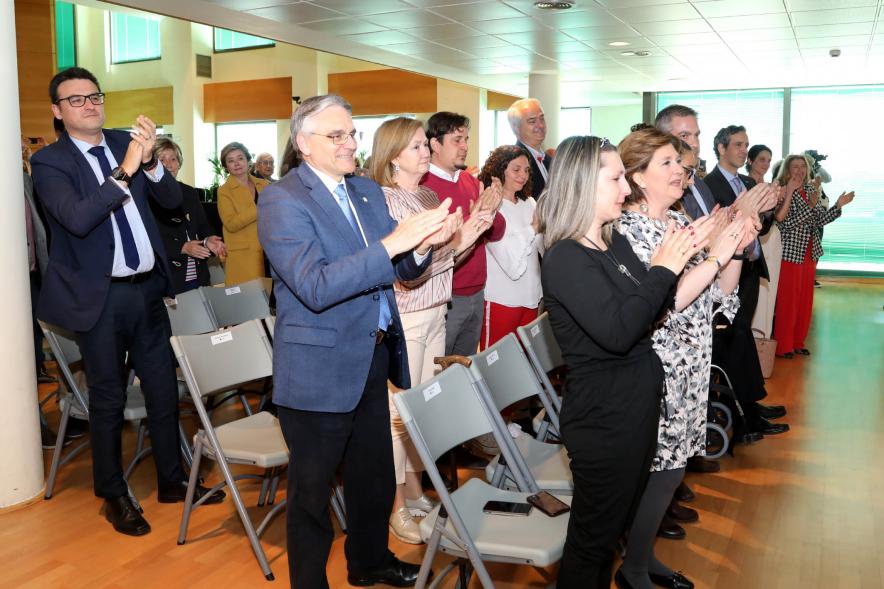 Inauguración Exposición Retratos de Alcaldes Democráticos -  Imagen del público asistente aplaudiendo.