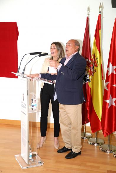   Inauguración Exposición Retratos de Alcaldes Democráticos - Imagen del alcalde José Caballero Domínguez dirigiéndose al público asistente.