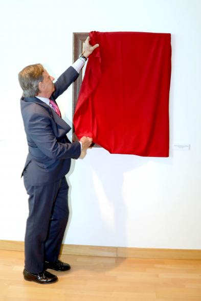 Inauguración Exposición Retratos de Alcaldes Democráticos - Imagen del momento en que el alcalde Ignacio García de Vinuesa descubre su retrato.
