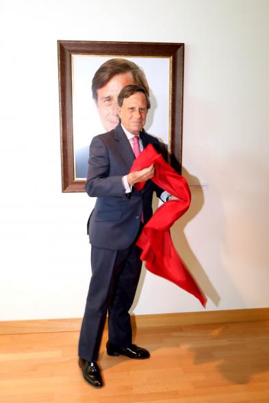  Inauguración Exposición Retratos de Alcaldes Democráticos - Imagen del momento en que el alcalde Ignacio García de Vinuesa descubre su retrato.