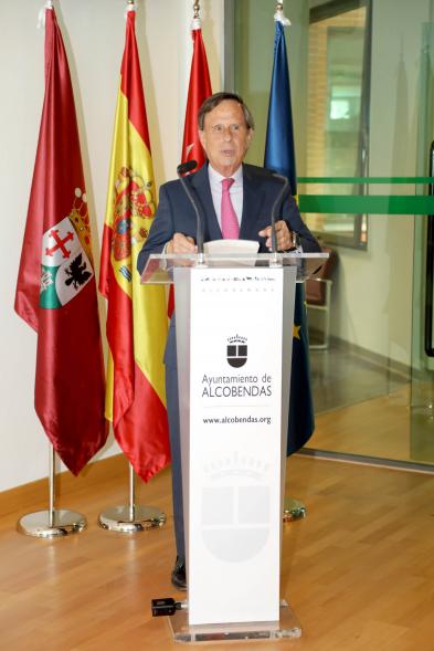Inauguración Exposición Retratos de Alcaldes Democráticos -  Imagen del alcalde Ignacio García de Vinuesa dirigiéndose al público asistente.