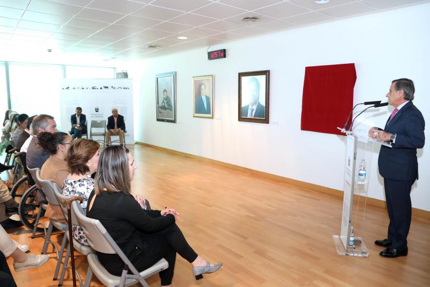 Inauguración Exposición Retratos de Alcaldes Democráticos - Imagen del alcalde Ignacio García de Vinuesa dirigiéndose al público asistente.