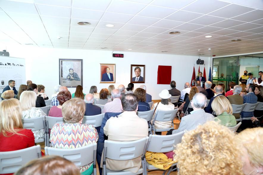 Inauguración Exposición Retratos de Alcaldes Democráticos -  Imagen panorámica de Salón de Plenos, con todos los asistentes al acto.