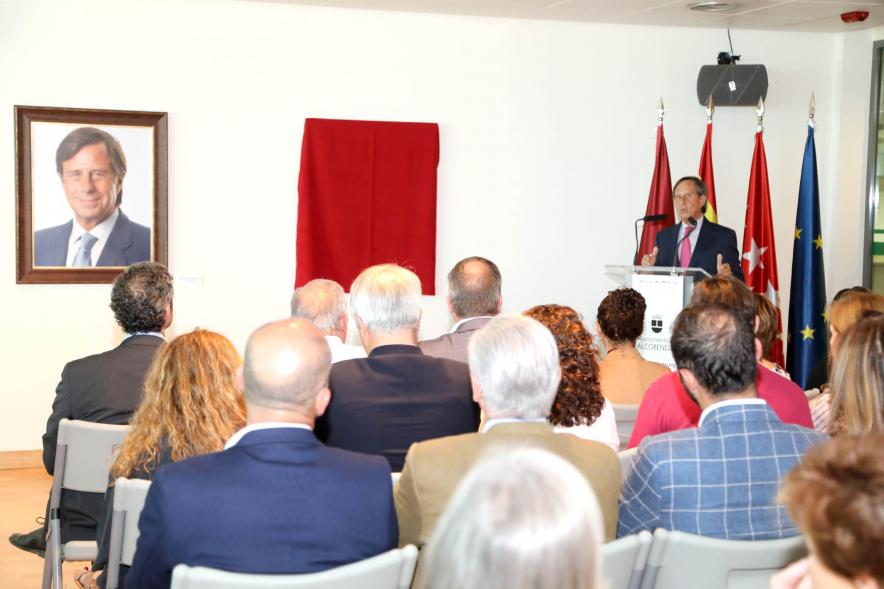 Inauguración Exposición Retratos de Alcaldes Democráticos - Imagen lejana del alcalde Ignacio García de Vinuesa dirigiéndose al público asistente.