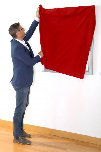  Inauguración Exposición Retratos de Alcaldes Democráticos -  Imagen del momento en que el alcalde  Rafael Sánchez Acera descubre su retrato.