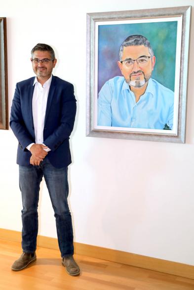 Inauguración Exposición Retratos de Alcaldes Democráticos - Imagen del momento en que el alcalde Rafael Sánchez Acera posa junto a su retrato.