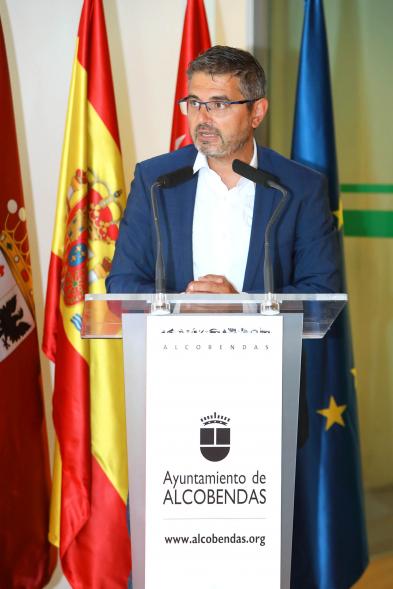 Inauguración Exposición Retratos de Alcaldes Democráticos -  Imagen del alcalde Rafael Sánchez Acera dirigiéndose al público asistente.