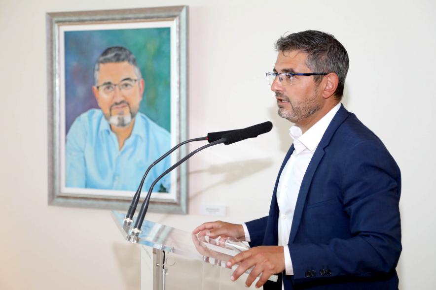 Inauguración Exposición Retratos de Alcaldes Democráticos - Imagen del alcalde Rafael Sánchez Acera dirigiéndose al público asistente.