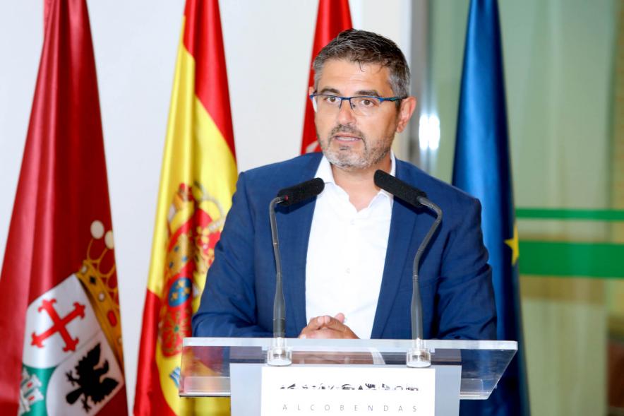 Inauguración Exposición Retratos de Alcaldes Democráticos - Imagen primer plano del alcalde Rafael Sánchez Acera dirigiéndose al público asistente.