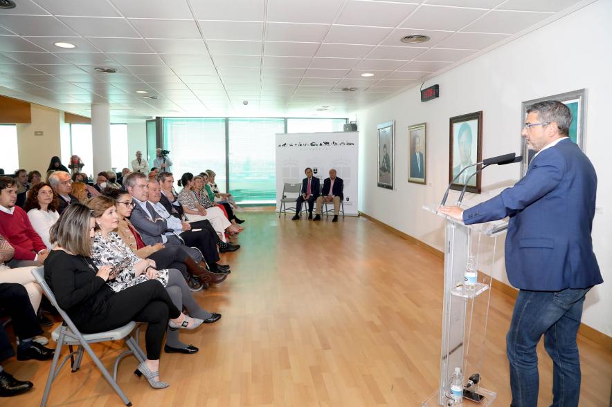 Inauguración Exposición Retratos de Alcaldes Democráticos -  Imagen del alcalde Rafael Sánchez Acera dirigiéndose al público asistente.