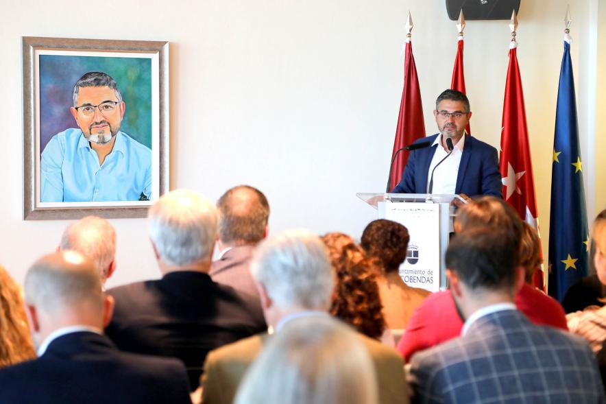  Inauguración Exposición Retratos de Alcaldes Democráticos - Imagen del alcalde Rafael Sánchez Acera dirigiéndose al público asistente.