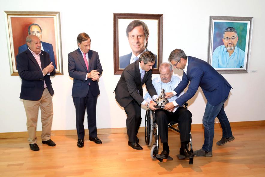 Inauguración Exposición Retratos de Alcaldes Democráticos -  Imagen del primer alcalde democrático Carlos Muñoz Ruiz recibiendo un obsequio, la Menina conmemorativa de Alcobendas.