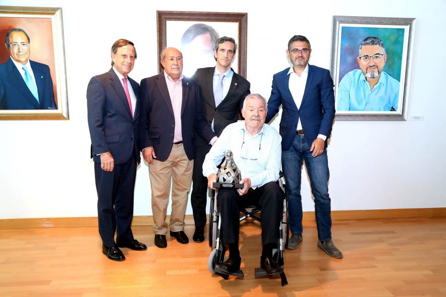 Inauguración Exposición Retratos de Alcaldes Democráticos - Imagen del primer alcalde democrático Carlos Muñoz Ruiz posando con la Menina conmemorativa de Alcobendas y todos los alcaldes.