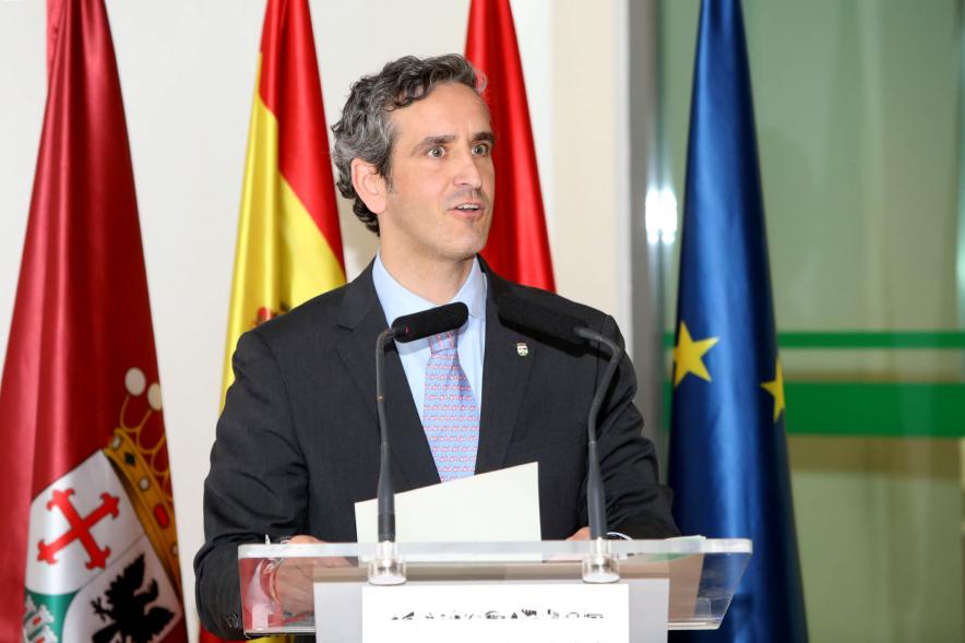 Inauguración Exposición Retratos de Alcaldes Democráticos - Imagen del alcalde Aitor Retolaza dirigiéndose al público asistente.