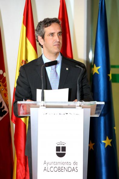  Inauguración Exposición Retratos de Alcaldes Democráticos - Imagen del alcalde Aitor Retolaza dirigiéndose al público asistente.