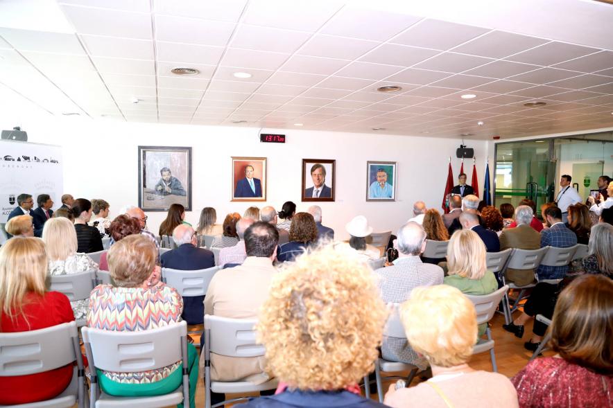      Inauguración Exposición Retratos de Alcaldes Democráticos - Imagen panorámica de Salón de Plenos, con todos los asistentes al acto.