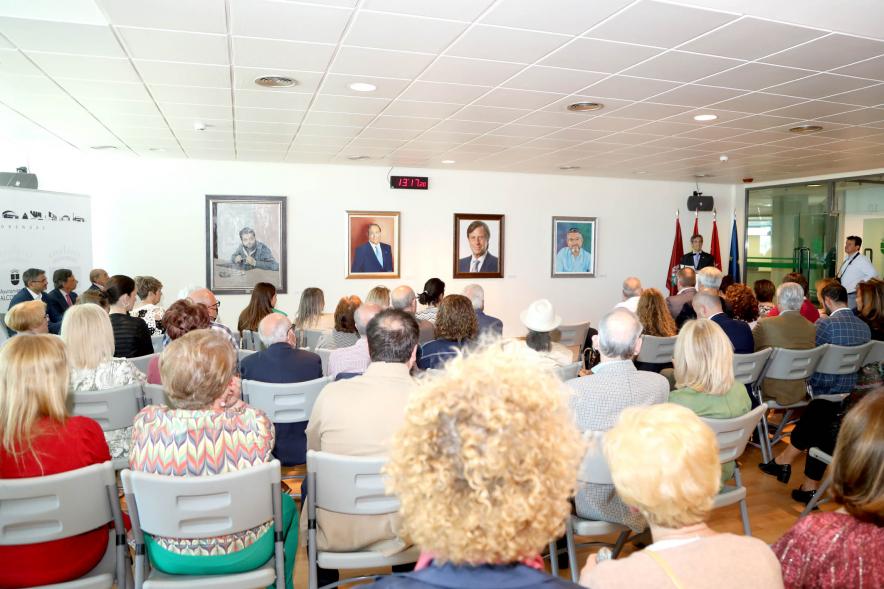  Inauguración Exposición Retratos de Alcaldes Democráticos - Imagen panorámica de Salón de Plenos, con todos los asistentes al acto.
